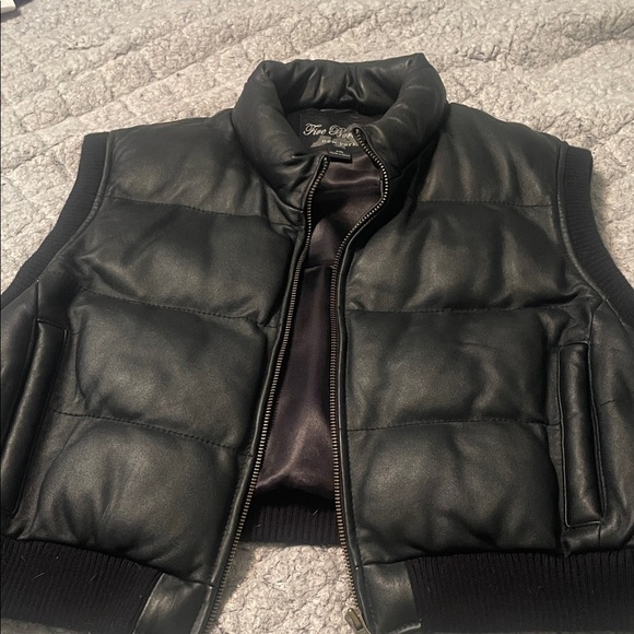 five boroughs Other - Men's or Women’s Black Puffer Vest 💯leather Fits like a large size outerwear